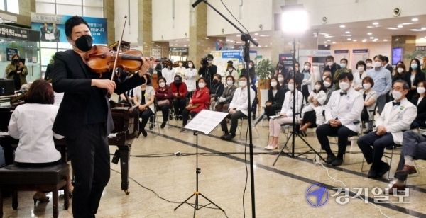 비올리스트 리처드 용재 오닐이 19일 오전 고양시 명지병원 로비에서 ‘코로나19 특별음악회’를 열고 환자와 의료진에게 멋진 연주를 선사하고 있다. 코로나 극복 콘서트를 위해 5월 초 입국해 2주간의 자가격리를 마친 용재 오닐은 이날 음악회를 마친 후 의료진과 함께 ‘덕분에 챌린지’에 동참했다. 전형민기자