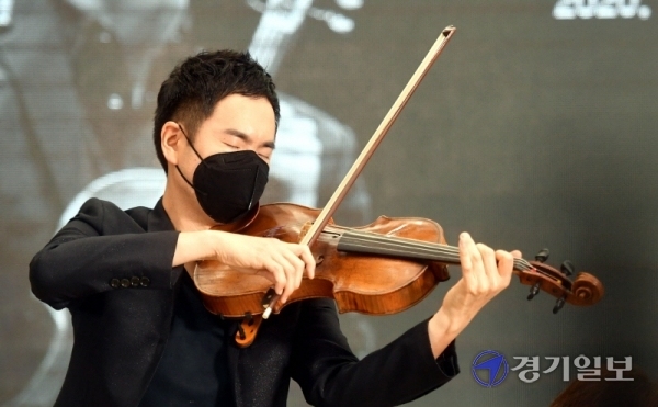 비올리스트 리처드 용재 오닐이 19일 오전 고양시 명지병원 로비에서 ‘코로나19 특별음악회’를 열고 환자와 의료진에게 멋진 연주를 선사하고 있다. 코로나 극복 콘서트를 위해 5월 초 입국해 2주간의 자가격리를 마친 용재 오닐은 이날 음악회를 마친 후 의료진과 함께 ‘덕분에 챌린지’에 동참했다. 전형민기자