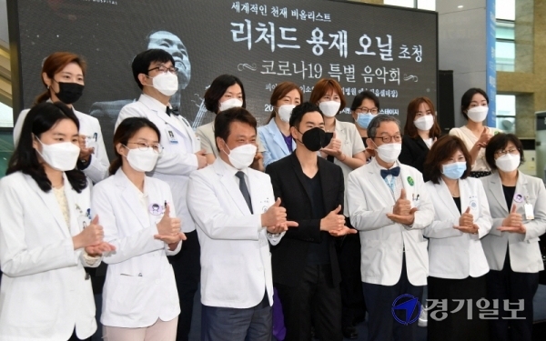 비올리스트 리처드 용재 오닐이 19일 오전 고양시 명지병원 로비에서 ‘코로나19 특별음악회’를 열고 환자와 의료진에게 멋진 연주를 선사하고 있다. 코로나 극복 콘서트를 위해 5월 초 입국해 2주간의 자가격리를 마친 용재 오닐은 이날 음악회를 마친 후 의료진과 함께 ‘덕분에 챌린지’에 동참했다. 전형민기자
