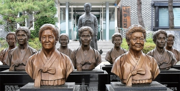 19일 후원금 집행 문제에 대한 내부 고발이 나온 광주시 나눔의 집에 돌아가신 위안부 피해 할머니들의 흉상이 세워져 있다. 나눔의 집 직원 7명은 이날 보도자료를 통해 후원금 횡령의혹과 할머니들에 대한 인권침해 등을 주장했다. 전형민기자
