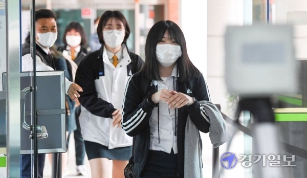 고등학교 3학년 등교 개학일인 20일 오전 인천시 연수구 옥련여고 학생들이 반가운 표정으로 손소독을 하며 발열검사를 위해 현관으로 들어서고 있다. 장용준기자