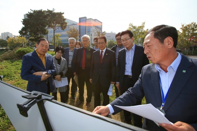 도시교통위원회 위원들이 동부간선수로와 굴포천 등 빗물 배수 대책에 대해설명을 듣고 있다.
