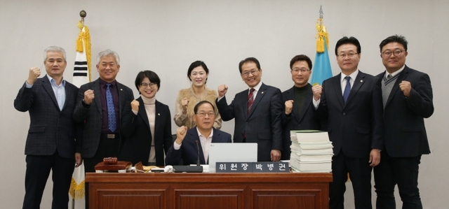 도시교통위원회 위원들이 발로 뛰는의정 활동을 다짐하고 있다.