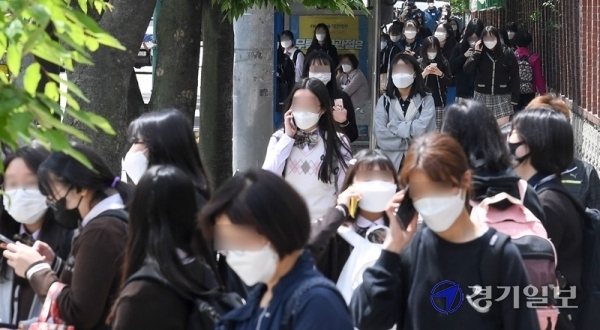 고등학교 3학년 등교 개학일인 20일 오전 등교했던 인천시 미추홀구 인명여자고등학교 학생들이 긴급 귀가 조치가 내려져 귀가하고 있다. 인천시 교육청은 코로나19 고3 확진자 2명이 발생하자, 미추홀구·중구·동구·남동구·연수구 내 고등학교 66곳의 고3 학생들을 등교 하자마자 모두 귀가 조치했다. 장용준기자