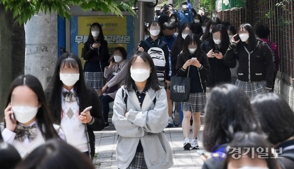 고등학교 3학년 등교 개학일인 20일 오전 등교했던 인천시 미추홀구 인명여자고등학교 학생들이 긴급 귀가 조치가 내려져 귀가하고 있다. 인천시 교육청은 코로나19 고3 확진자 2명이 발생하자, 미추홀구·중구·동구·남동구·연수구 내 고등학교 66곳의 고3 학생들을 등교 하자마자 모두 귀가 조치했다. 장용준기자