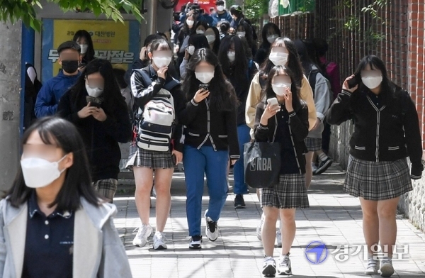 고등학교 3학년 등교 개학일인 20일 오전 등교했던 인천시 미추홀구 인명여자고등학교 학생들이 긴급 귀가 조치가 내려져 귀가하고 있다. 인천시 교육청은 코로나19 고3 확진자 2명이 발생하자, 미추홀구·중구·동구·남동구·연수구 내 고등학교 66곳의 고3 학생들을 등교 하자마자 모두 귀가 조치했다. 장용준기자