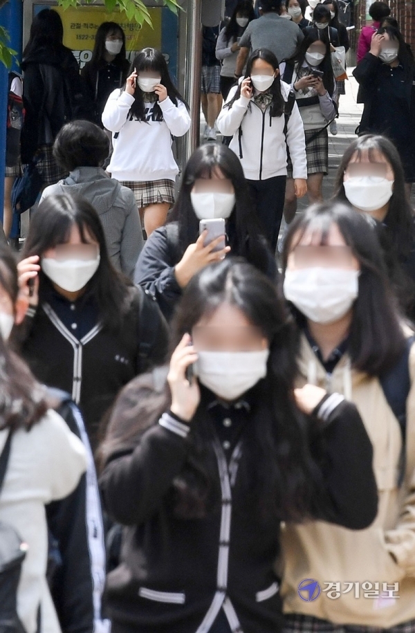 고등학교 3학년 등교 개학일인 20일 오전 등교했던 인천시 미추홀구 인명여자고등학교 학생들이 긴급 귀가 조치가 내려져 귀가하고 있다. 인천시 교육청은 코로나19 고3 확진자 2명이 발생하자, 미추홀구·중구·동구·남동구·연수구 내 고등학교 66곳의 고3 학생들을 등교 하자마자 모두 귀가 조치했다. 장용준기자