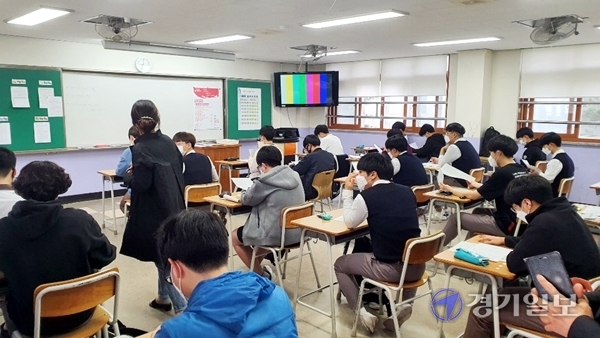 80일 만의 첫 등교를 마친 학생들이 담임 교사의 지도 아래 코로나19 관련 지침을 전달받고 있다. 하지은기자