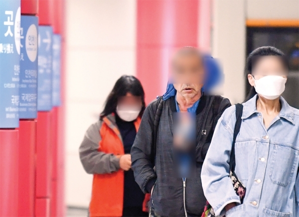 인천지역 대중교통 마스크 착용 의무화 첫날인 20일 오전 마스크를 착용하지 않은 한 시민이 인천지하철 2호선 출입문을 향해 걸어 오고 있다. 장용준기자