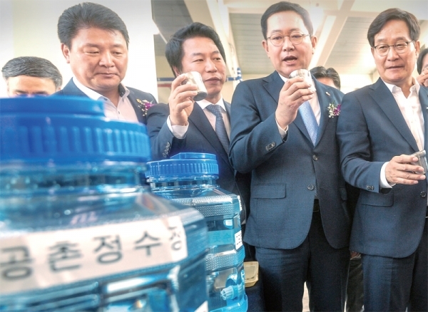박남춘 인천시장을 비롯한 참석자들이 2019년 9월 인천시 서구 ‘공촌정수장 고도정수처리시설 건설공사 준공식’ 에서 정수처리한 수돗물을 시음하고 있다. 경기일보DB