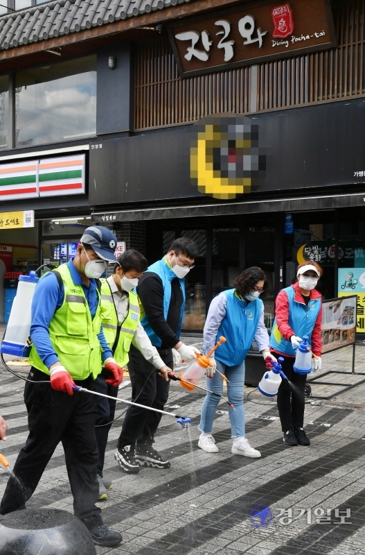 6명의 코로나19 확진자가 발생한 안양1번가 내 ‘자쿠와’ 음식점 일대에서 방역 관계자들이 대대적인 소독을 실시하고 있다. 이날 안양시는 최근 이 음식점을 방문한 주민들에게 외출 자제 및 보건소에서 코로나19 감염검사를 받도록 당부했다. 김시범기자