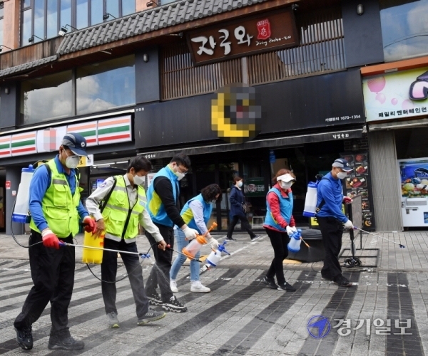 6명의 코로나19 확진자가 발생한 안양1번가 내 ‘자쿠와’ 음식점 일대에서 방역 관계자들이 대대적인 소독을 실시하고 있다. 이날 안양시는 최근 이 음식점을 방문한 주민들에게 외출 자제 및 보건소에서 코로나19 감염검사를 받도록 당부했다. 김시범기자