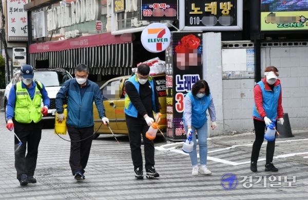 6명의 코로나19 확진자가 발생한 안양1번가 내 ‘자쿠와’ 음식점 일대에서 방역 관계자들이 대대적인 소독을 실시하고 있다. 이날 안양시는 최근 이 음식점을 방문한 주민들에게 외출 자제 및 보건소에서 코로나19 감염검사를 받도록 당부했다. 김시범기자