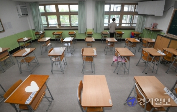 고등학교 3학년 등교 수업 첫날인 20일 오후 코로나19 확진자가 발생해 등교 중지 조치가 내리진 안성시의 한 고등학교 3학년 교실에 학생들이 등교하면 치를 전국연합학력평가 시간표가 붙어있다. 시 교육지원청은 