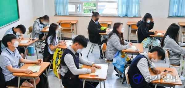 고등학교 3학년생을 대상으로 한 5월 전국연합학력평가가 실시된 21일 오전 수원시 장안구 조원고등학교에서 학생들이 마스크를 착용한채 시험을 치루고 있다. 윤원규기자
