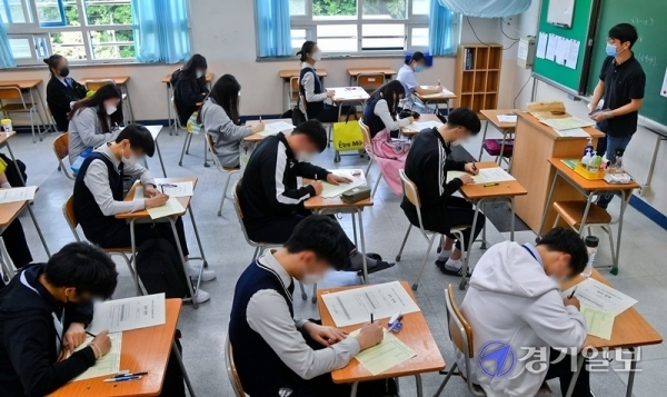 고등학교 3학년생을 대상으로 한 5월 전국연합학력평가가 실시된 21일 오전 수원시 장안구 조원고등학교에서 학생들이 마스크를 착용한채 시험을 치루고 있다. 윤원규기자