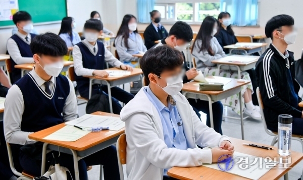 고등학교 3학년생을 대상으로 한 5월 전국연합학력평가가 실시된 21일 오전 수원시 장안구 조원고등학교에서 학생들이 마스크를 착용한채 시험을 치루고 있다. 윤원규기자