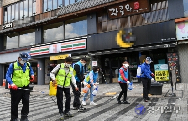 6명의 코로나19 확진자가 발생한 안양1번가 내 ‘자쿠와’ 음식점 일대에서 방역 관계자들이 대대적인 소독을 실시하고 있다. 이날 안양시는 최근 이 음식점을 방문한 주민들에게 외출 자제 및 보건소에서 코로나19 감염검사를 받도록 당부했다. 김시범기자