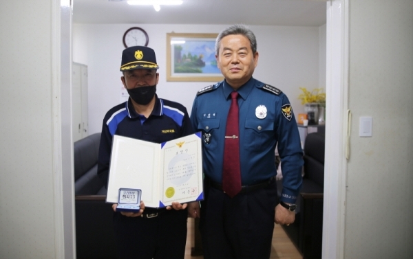 김태철 포천경찰서장이 차량 절도범을 붙잡은 경비원에게 표창을 수여하고 있다.