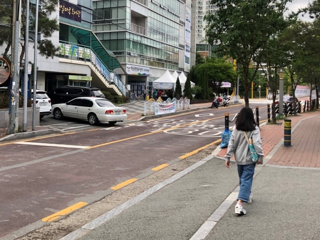 어린 학생들의 통행이 많은 곳에서 오산시가 공영주차장 신축을 추진해 인근 주민들이 강하게 반발하고 있다. 장희준기자
