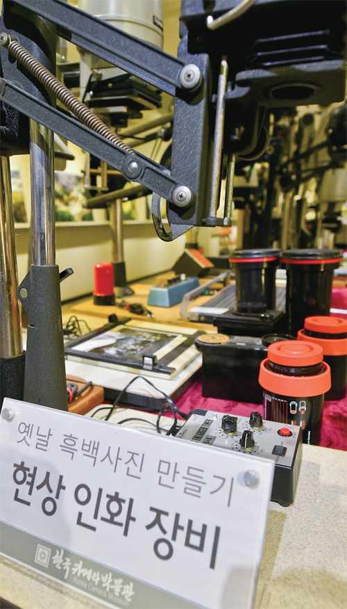 지하 전시공간에 마련된 필름 현상기와 현상 인화장비들의 모습.