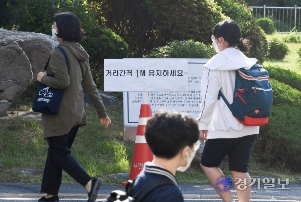 고3 등교 이틀째인 21일 등굣길에 오른 인천시 부평구 부평여고 학생들이 1m 거리 두기를 하며 교문으로 들어서고 있다. 장용준기자