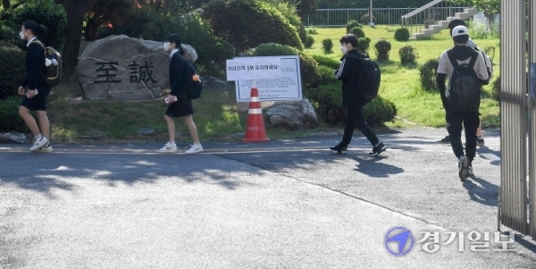 고3 등교 이틀째인 21일 등굣길에 오른 인천시 부평구 부평여고 학생들이 1m 거리 두기를 하며 교문으로 들어서고 있다. 장용준기자