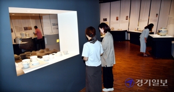 21일 광주시 곤지암 경기도자박물관에서 관계자들이 ‘근대도자, 산업과 예술의 길에 서다’ 기획전 개막을 앞두고 마무리 점검을 하고 있다. 한국도자재단이 22일부터 오는 8월30일까지 개최하는 이번 기획전은 1부와 2부로 나누어 개항 이후부터 광복 이전까지 생산된 작품 154점을 전시해 우리나라 근대 산업ㆍ예술 도자 가치를 재조명 한다.전형민기자