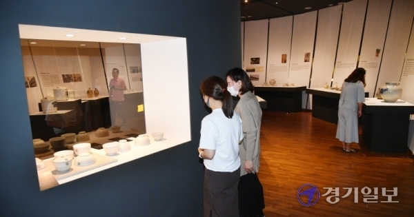 21일 광주시 곤지암 경기도자박물관에서 관계자들이 ‘근대도자, 산업과 예술의 길에 서다’ 기획전 개막을 앞두고 마무리 점검을 하고 있다. 한국도자재단이 22일부터 오는 8월30일까지 개최하는 이번 기획전은 1부와 2부로 나누어 개항 이후부터 광복 이전까지 생산된 작품 154점을 전시해 우리나라 근대 산업ㆍ예술 도자 가치를 재조명 한다.전형민기자