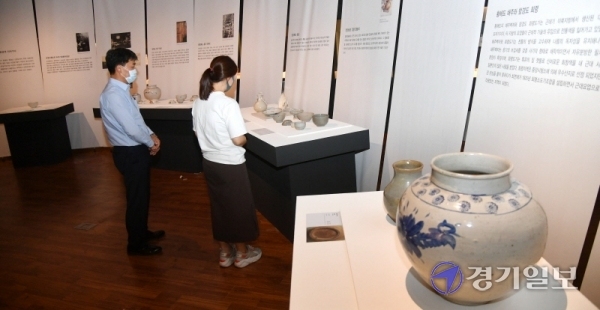 21일 광주시 곤지암 경기도자박물관에서 관계자들이 ‘근대도자, 산업과 예술의 길에 서다’ 기획전 개막을 앞두고 마무리 점검을 하고 있다. 한국도자재단이 22일부터 오는 8월30일까지 개최하는 이번 기획전은 1부와 2부로 나누어 개항 이후부터 광복 이전까지 생산된 작품 154점을 전시해 우리나라 근대 산업ㆍ예술 도자 가치를 재조명 한다.전형민기자