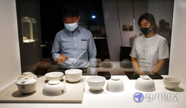 21일 광주시 곤지암 경기도자박물관에서 관계자들이 ‘근대도자, 산업과 예술의 길에 서다’ 기획전 개막을 앞두고 마무리 점검을 하고 있다. 한국도자재단이 22일부터 오는 8월30일까지 개최하는 이번 기획전은 1부와 2부로 나누어 개항 이후부터 광복 이전까지 생산된 작품 154점을 전시해 우리나라 근대 산업ㆍ예술 도자 가치를 재조명 한다.전형민기자