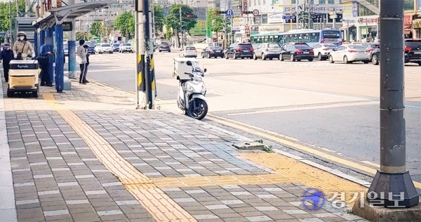인천 계양구 경인교대입구역 인근에 10년 전 버스정류장을 이전한 후 남은 점자블록이 그대로 방치돼 시각장애인을 도로로 안내하고 있다. 이수민기자