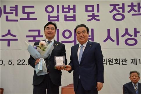▲ 22일 열린 2019년도 입법 및 정책개발 국회의원 시상식에서 민주당 윤관석 의원(왼쪽)이 문희상 국회의장과 기념촬영을 하고 있다. 윤관석 의원 제공