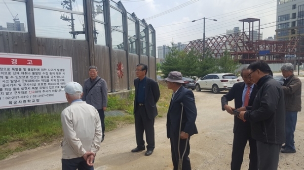 전주류씨 종친회 어르신들이 최근 입구가 제한된 문중 유적지 입구를 바라보고 있다.