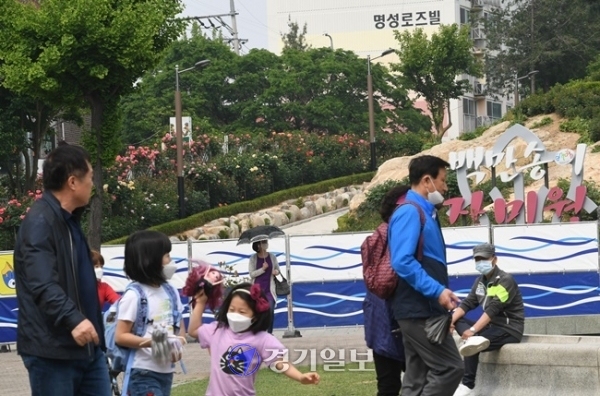 22일 오후 지역 내 코로나19 확산으로 잠정폐쇄된 부천시 백만송이장미원 앞에 폐쇄를 알리는 안내문이 내걸린 펜스가 놓여있다. 시는 본격적인 장미 개화 시기와 맞물려 많은 시민들이 도당공원을 방문할 것을 대비해 출입 통제를 결정하고 시민들의 불편함을 최소화하기 위해 코로나19 통제와 개인위생수칙 관련 안내 방송을 실시하고 순찰과 계도를 위한 비상근무반을 운영할 계획이다. 조주현 기자