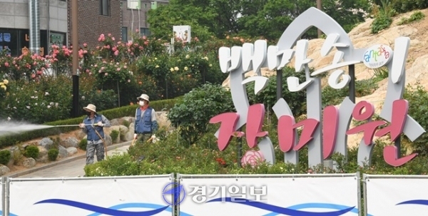 22일 오후 지역 내 코로나19 확산으로 잠정폐쇄된 부천시 백만송이장미원 앞에 폐쇄를 알리는 안내문이 내걸린 펜스가 놓여있다. 시는 본격적인 장미 개화 시기와 맞물려 많은 시민들이 도당공원을 방문할 것을 대비해 출입 통제를 결정하고 시민들의 불편함을 최소화하기 위해 코로나19 통제와 개인위생수칙 관련 안내 방송을 실시하고 순찰과 계도를 위한 비상근무반을 운영할 계획이다. 조주현 기자