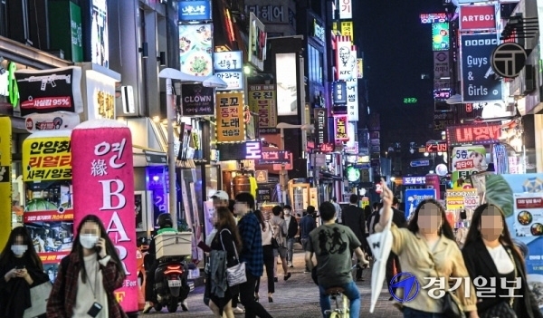 코로나19 용인 73번 확진자와 군포 33번 확진자 등이 수차례 다녀간 것으로 확인된 안양시 만안구의 안양일번가 내 일본식 주점 ‘자쿠와’ 관련 자진신고자가 1000여명에 육박, 최소 7명의 확진자가 발생하는 등 파장이 일파만파로 번지고 있지만 젊은이들은 아랑곳하지 않고 일명 '불타는 금요일'을 즐기고 있다. 22일 오후 안양일번가 유흥가가 젊은이들로 붐비고 있다.조주현기자