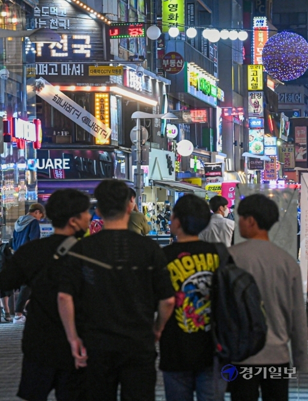코로나19 용인 73번 확진자와 군포 33번 확진자 등이 수차례 다녀간 것으로 확인된 안양시 만안구의 안양일번가 내 일본식 주점 ‘자쿠와’ 관련 자진신고자가 1000여명에 육박, 최소 7명의 확진자가 발생하는 등 파장이 일파만파로 번지고 있지만 젊은이들은 아랑곳하지 않고 일명 '불타는 금요일'을 즐기고 있다. 22일 오후 안양일번가 유흥가가 젊은이들로 붐비고 있다.조주현기자