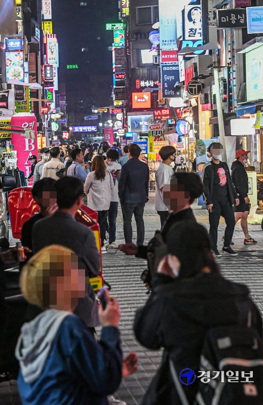 코로나19 용인 73번 확진자와 군포 33번 확진자 등이 수차례 다녀간 것으로 확인된 안양시 만안구의 안양일번가 내 일본식 주점 ‘자쿠와’ 관련 자진신고자가 1000여명에 육박, 최소 7명의 확진자가 발생하는 등 파장이 일파만파로 번지고 있지만 젊은이들은 아랑곳하지 않고 일명 '불타는 금요일'을 즐기고 있다. 22일 오후 안양일번가 유흥가가 젊은이들로 붐비고 있다.조주현기자