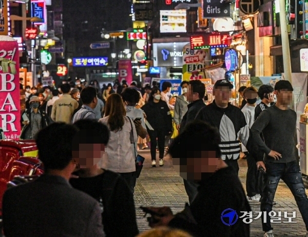 코로나19 용인 73번 확진자와 군포 33번 확진자 등이 수차례 다녀간 것으로 확인된 안양시 만안구의 안양일번가 내 일본식 주점 ‘자쿠와’ 관련 자진신고자가 1000여명에 육박, 최소 7명의 확진자가 발생하는 등 파장이 일파만파로 번지고 있지만 젊은이들은 아랑곳하지 않고 일명 '불타는 금요일'을 즐기고 있다. 22일 오후 안양일번가 유흥가가 젊은이들로 붐비고 있다.조주현기자