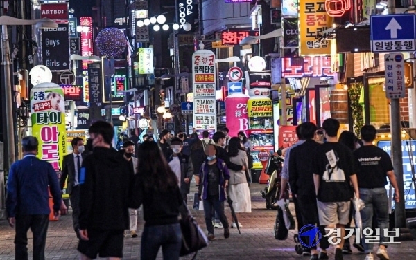 코로나19 용인 73번 확진자와 군포 33번 확진자 등이 수차례 다녀간 것으로 확인된 안양시 만안구의 안양일번가 내 일본식 주점 ‘자쿠와’ 관련 자진신고자가 1000여명에 육박, 최소 7명의 확진자가 발생하는 등 파장이 일파만파로 번지고 있지만 젊은이들은 아랑곳하지 않고 일명 '불타는 금요일'을 즐기고 있다. 22일 오후 안양일번가 유흥가가 젊은이들로 붐비고 있다.조주현기자