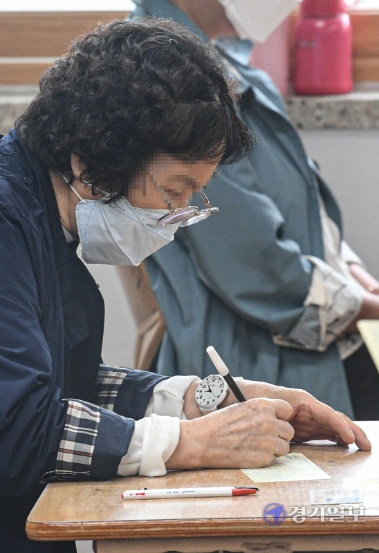 올해 첫 초졸·중졸·고졸 학력인정 검정고시가 열린 23일 오전 의정부 회룡중학교에서 한 만학도가 시험 준비를 하고 있다.조주현기자