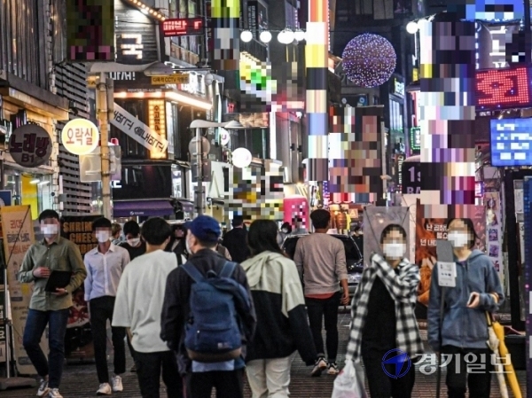 22일 밤 안양역 인근 ‘안양 1번가’ 거리에 수많은 사람이 모여 북적이고 있다. 조주현기자