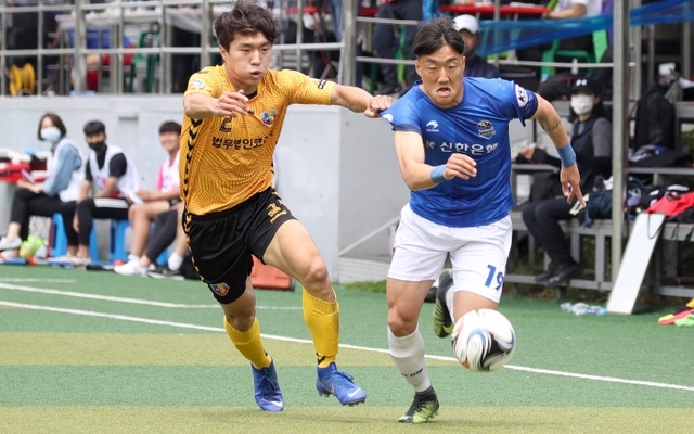 23일 서울 중랑구립운동장에서 열린 ‘2020 K4리그’ 2라운드 서울 중랑축구단(중랑)과 경기에서 FC남동 유동규(오른쪽)가 공격을 하고 있다. 인천남동구민축구단