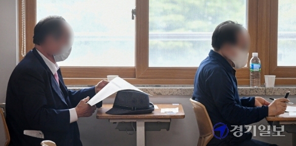 올해 첫 초·중·고졸 검정고시가 실시된 23일 오전 의정부 회룡중학교 시험장에서 만학도들이 신중한 모습으로 시험준비를 하고 있다. 조주현기자