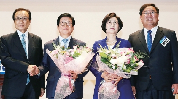 25일 오전 국회 의원회관에서 열린 더불어민주당 제21대 국회 전반기 국회(부)의장 후보자 선출 당선인 총회에서 국회의장 후보자로 선출된 박병석 의원과 부의장 후보자로 선출된 김상희 의원이 기념촬영 하고 있다. 왼쪽부터 이해찬 대표‚ 박병석 국회의장 후보‚ 김상희 부의장 후보‚ 김태년 원내대표. 연합뉴스