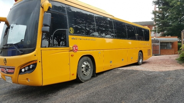 사진설명:동방학교가 통학버스를 시범 운행하고 있는 가운데, 통학버스 가운데 부분 아랫부분이 임시도로 연결부위에 거의 닿아 있다. 박명호기자