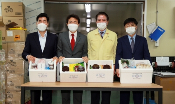 김상돈 의왕시장, 김종천 과천시장, 최대호 안양시장, 한대희 군포시장(왼쪽으로부터) 등이 26일 친환경 식재료 꾸러미 지원사업 공급업체인 경인푸드를 방문, 꾸러미 지원사업의 진행 상황에 대한 보고를 받은 후 꾸러미 포장 작업 공정을 둘러보고 있다. 과천시 제공