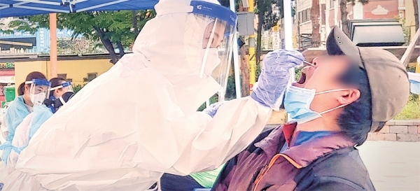 26일 오후 한 노숙인이 경인전철 부평역 광장에서 코로나19 검체 검사를 받고 있다. 이수민 기자