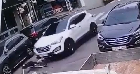경북 경주의 어린이보호구역에서 발생한 교통사고를 놓고 고의성 논란이 일자 경찰이 합동수사팀을 꾸려 사실 확인에 나섰다. 온라인 커뮤니티